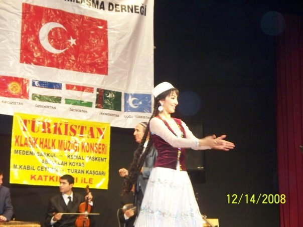 Türkistan kültür etkinliğinde geleneksel kıyafetli halk oyuncusu