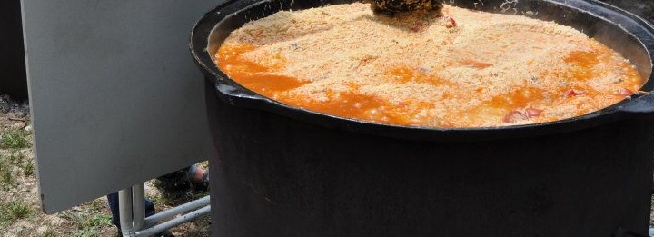 Dev kazanda pişen altın sarısı otantik Özbek (Türkistan) pilavı paketlere servis ediliyor